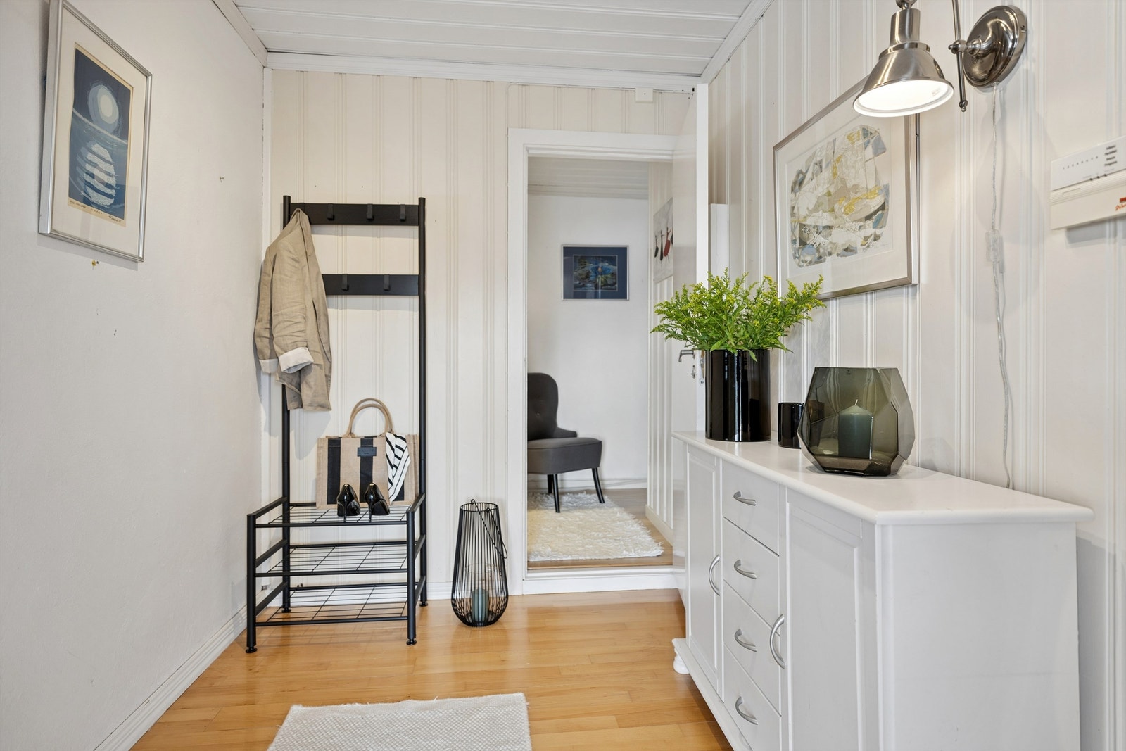 Lys og hyggelig entré med plass til oppbevaring av yttertøy og sko (Rommet er opprinnelig byggesøkt som sovealkove) Galleribilde
