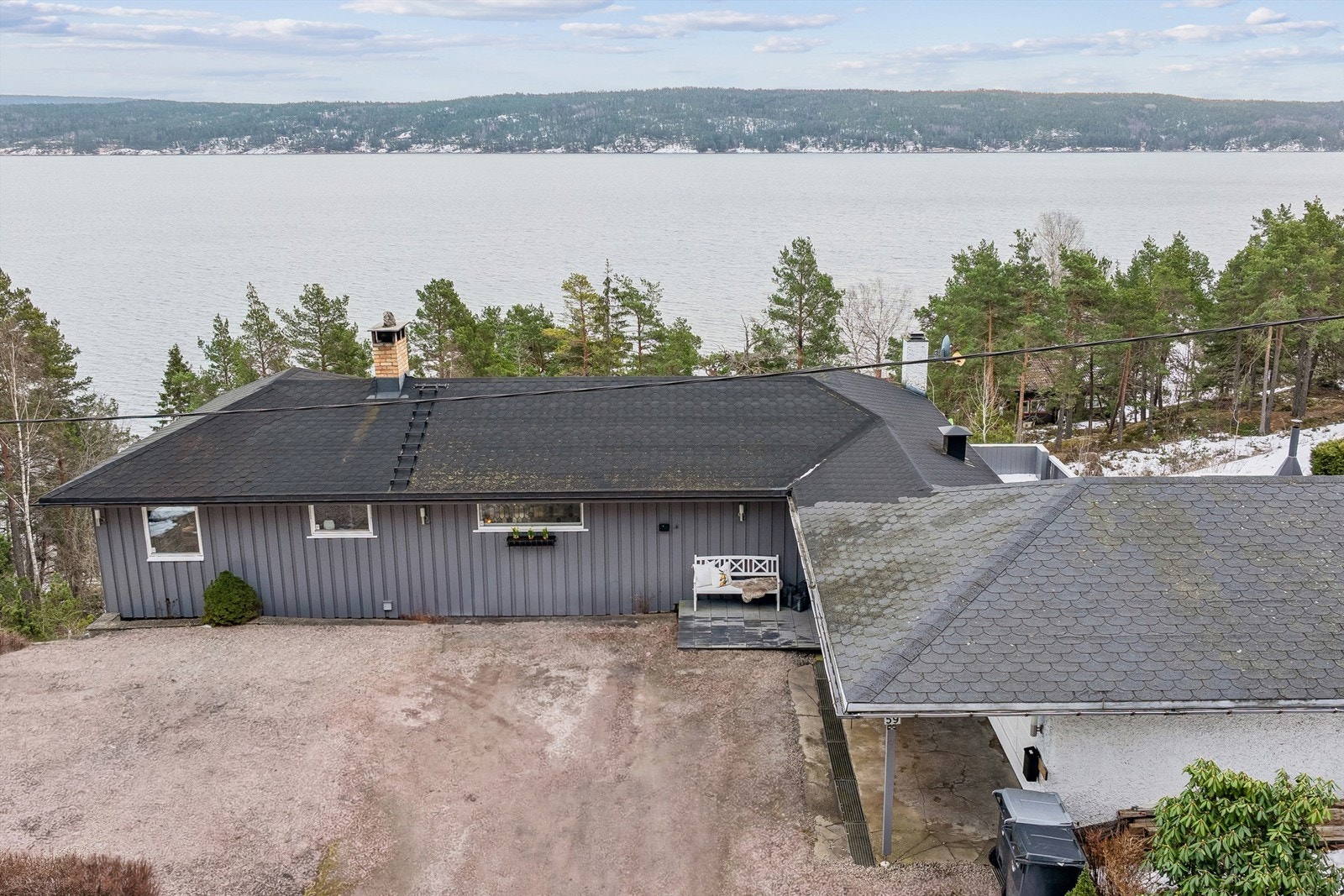 Boligen ligger landlig til med fantastisk fjordutsikt. Foto: Per O. Skjellnan v/Efkt Galleribilde
