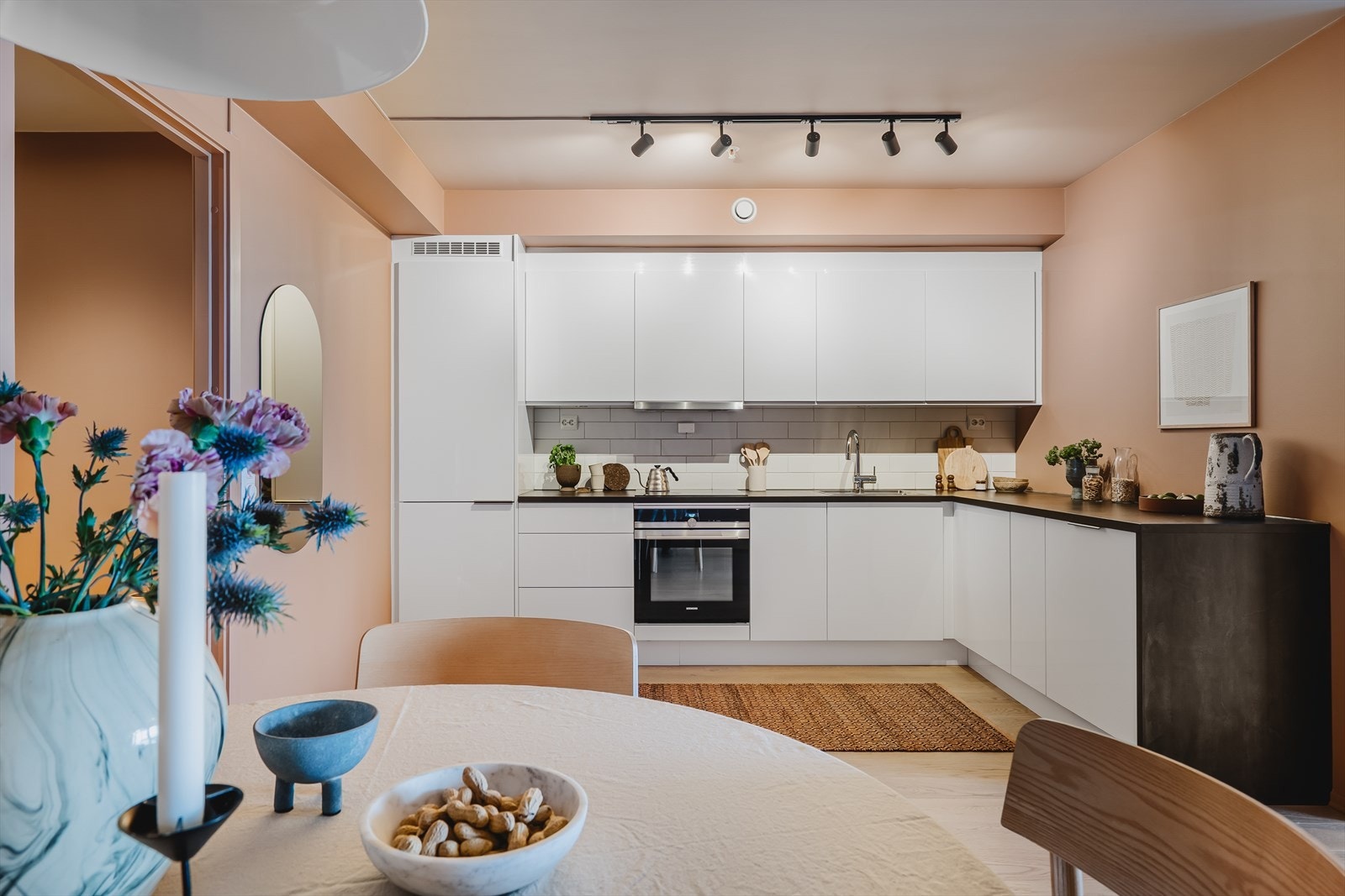 Delikat og betydelig oppgradert kjøkken fra Nova med hvite glatte fronter. Galleribilde