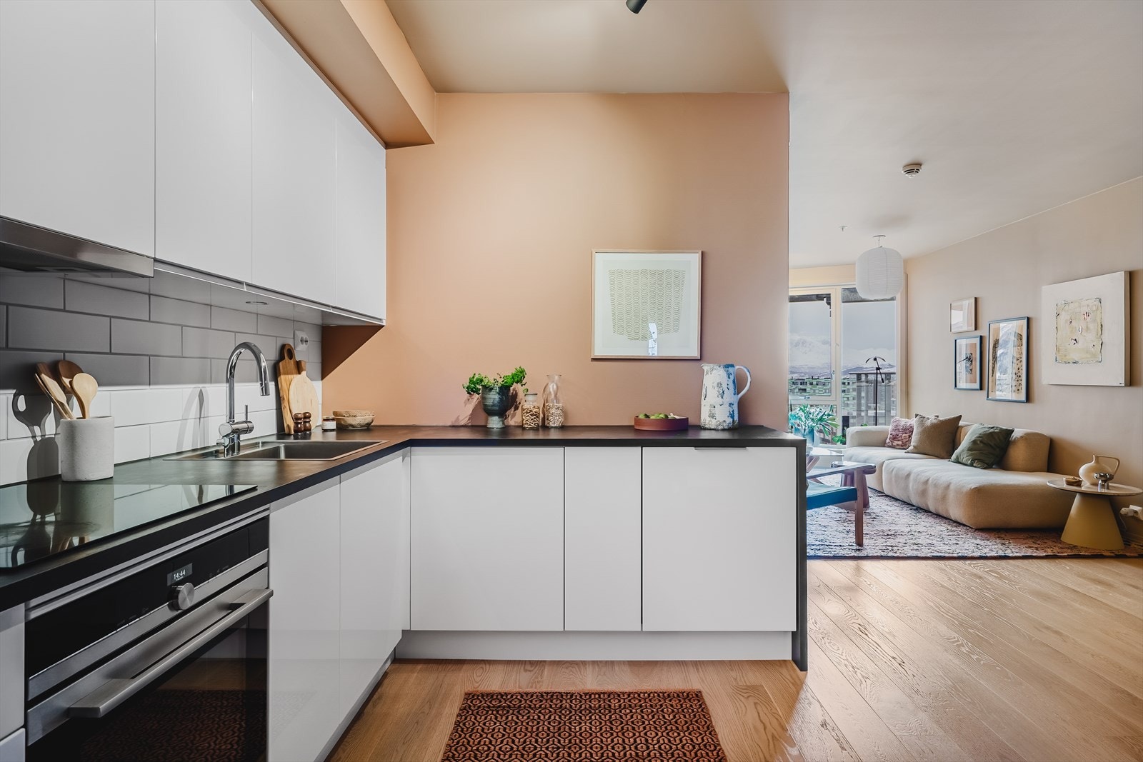 Påkostet kjøkken med utvidet skap- og benkeplass som gir ekstra oppbevaring og arbeidsflater. Galleribilde