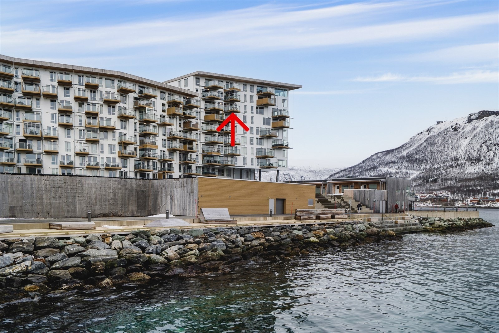 Meget fin intern beliggenhet i byggets tiende etasje. Direkte adgang til byggets kjeller til høyre for badetrapp slik at du raskt får varmen etter morgenbadet! Galleribilde