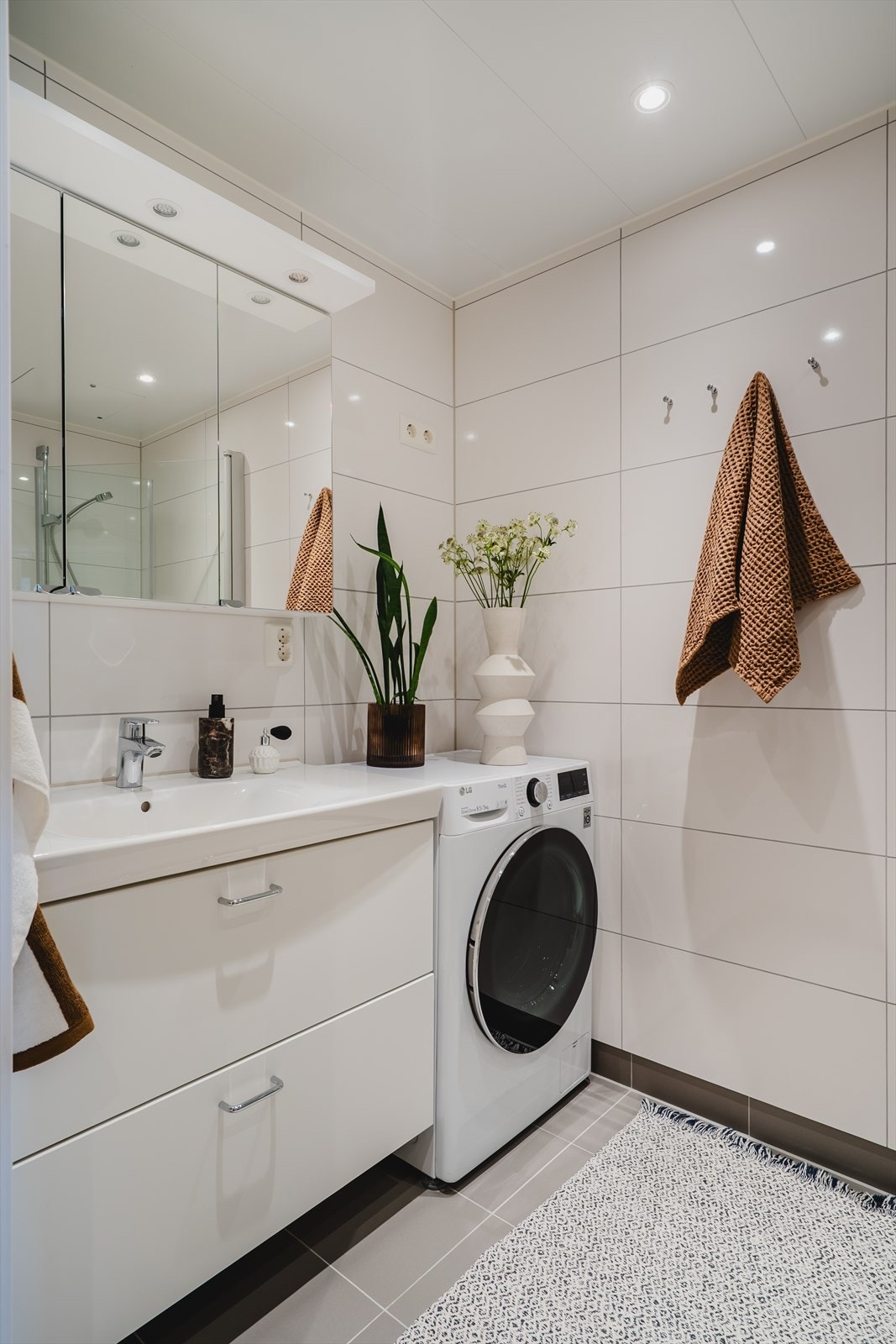 Lekkert og komplett flislagt bad med varme i gulv. Galleribilde