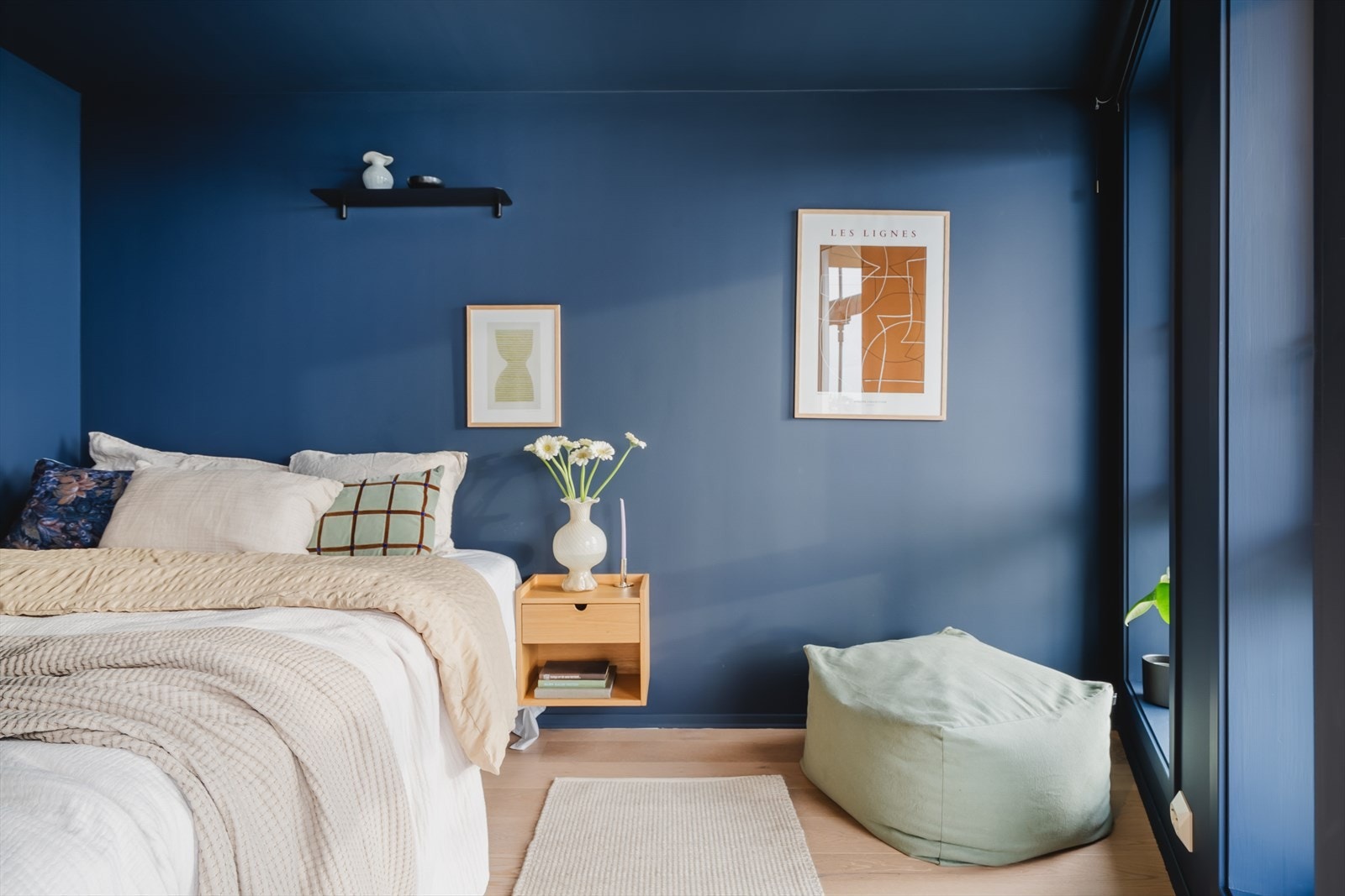 Pent soverom med elektriske rullegardiner (screens) som styres med app eller fjernkontroll. Galleribilde