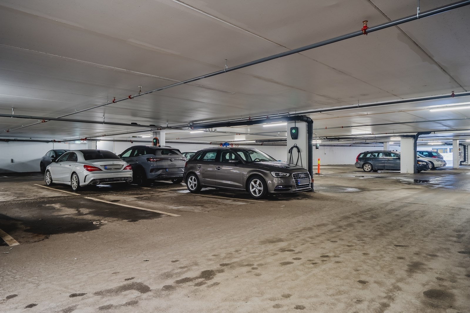 Mulighet for å leie parkeringsplass i byggets kjeller. Galleribilde