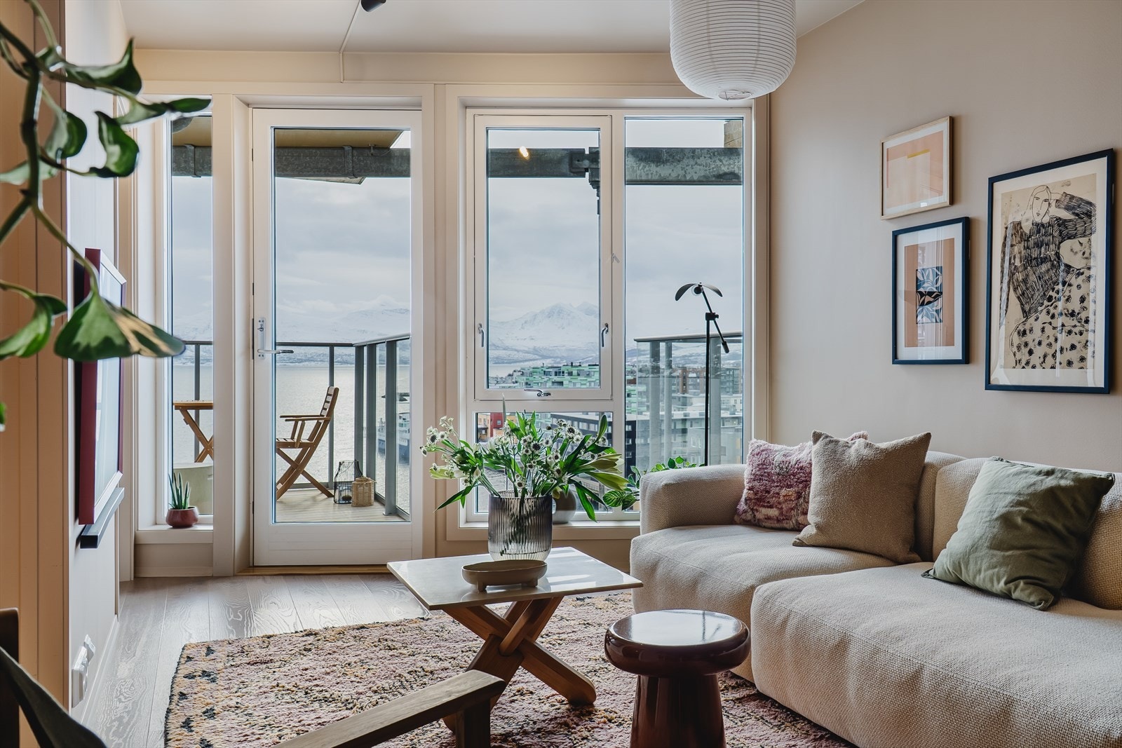 Velkommen til Juldgan 12, en lekker og stilfull 2-roms selveierleilighet med god planløsning og balkong. Attraktiv beliggenhet i tiende etasje med spektakulær utsikt og svært gode solforhold. Galleribilde