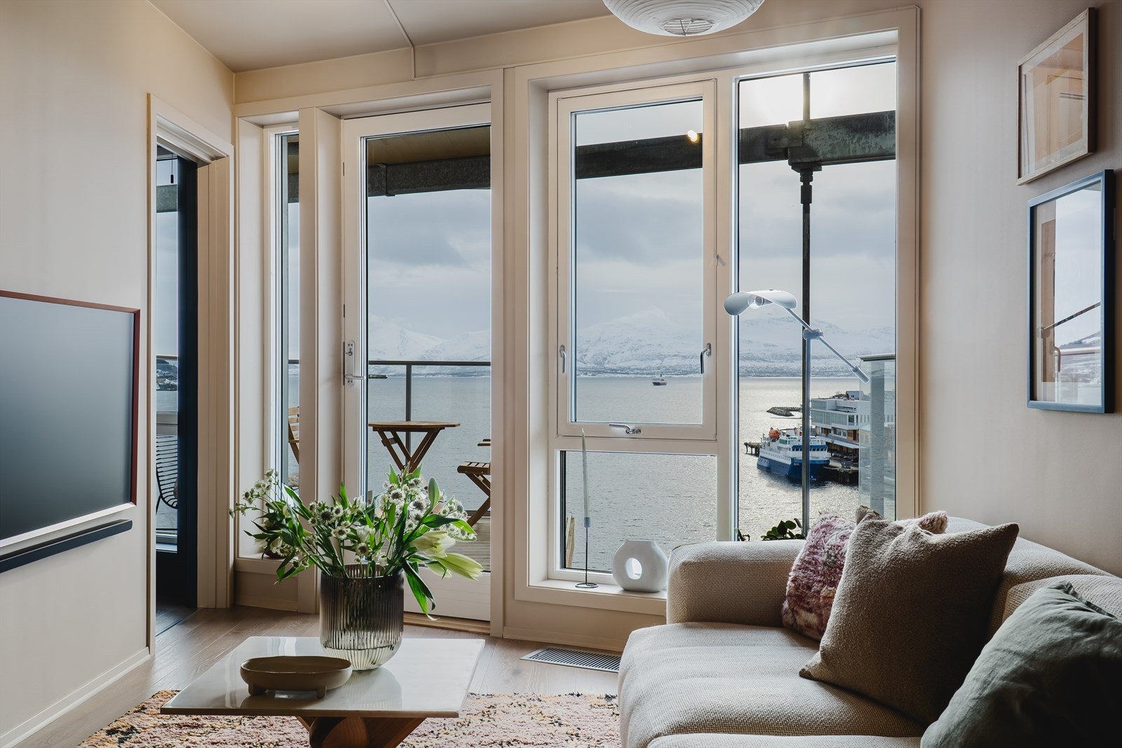 Luftig atmosfære med godt lysinnslipp fra store vindusflater som gir en sjelden bra utsikt og ingen innsyn. Galleribilde