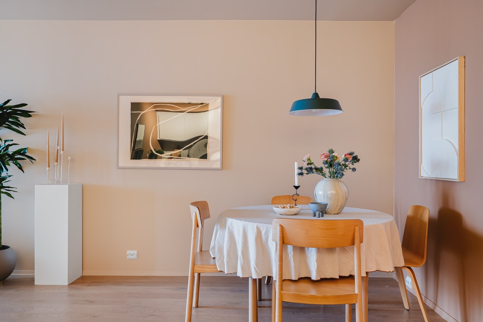 Spisestuen finner sin naturlige plass mellom kjøkken og stue. Galleribilde