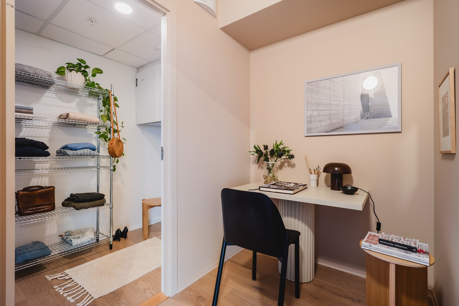 Praktisk kontor med walk-in garderobe i bakkant. Lettvegg mellom soverom og kontor kan enkelt fjernes ved ønske om større soverom. Galleribilde