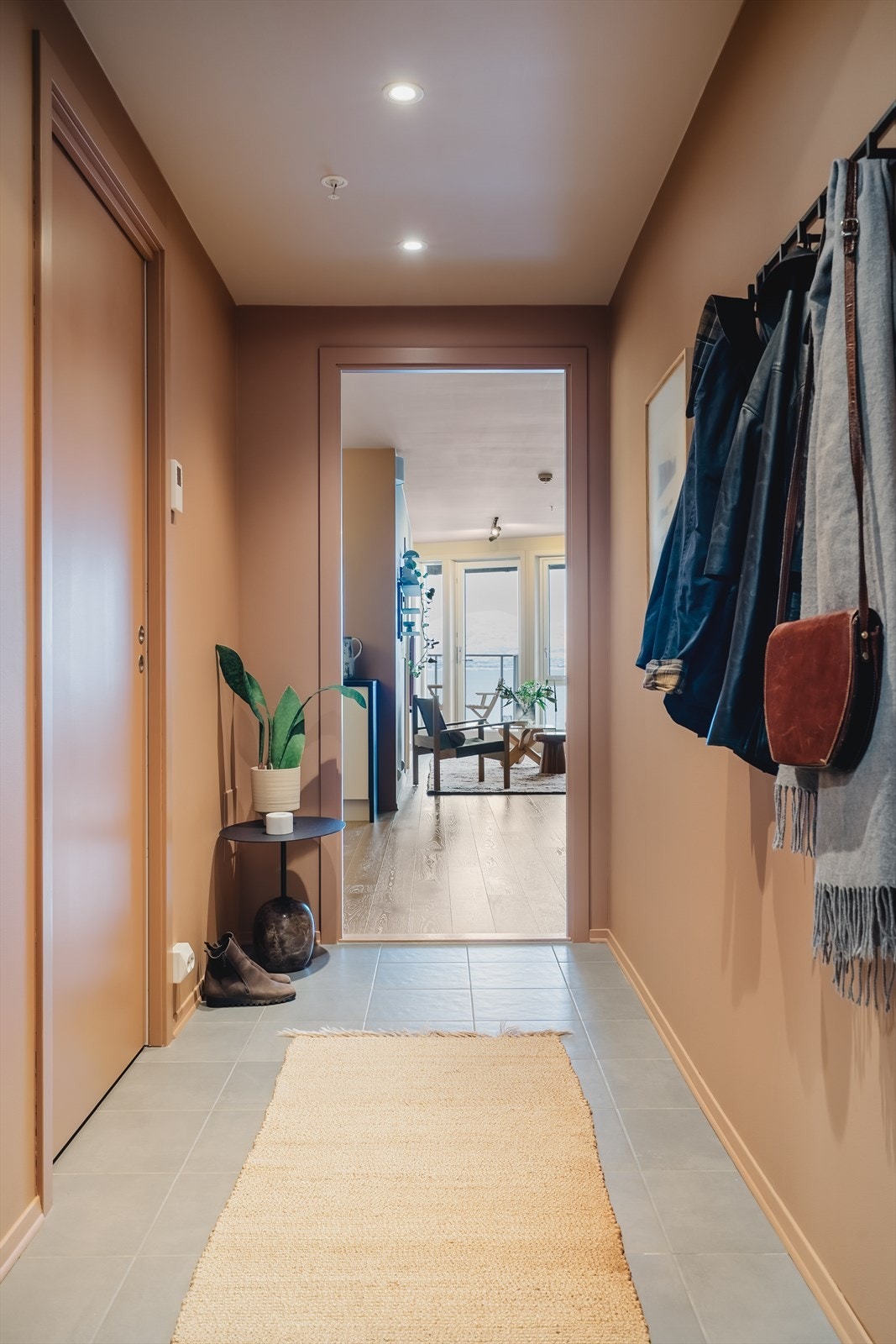 Velkommen inn til entré som er flislagt. Galleribilde