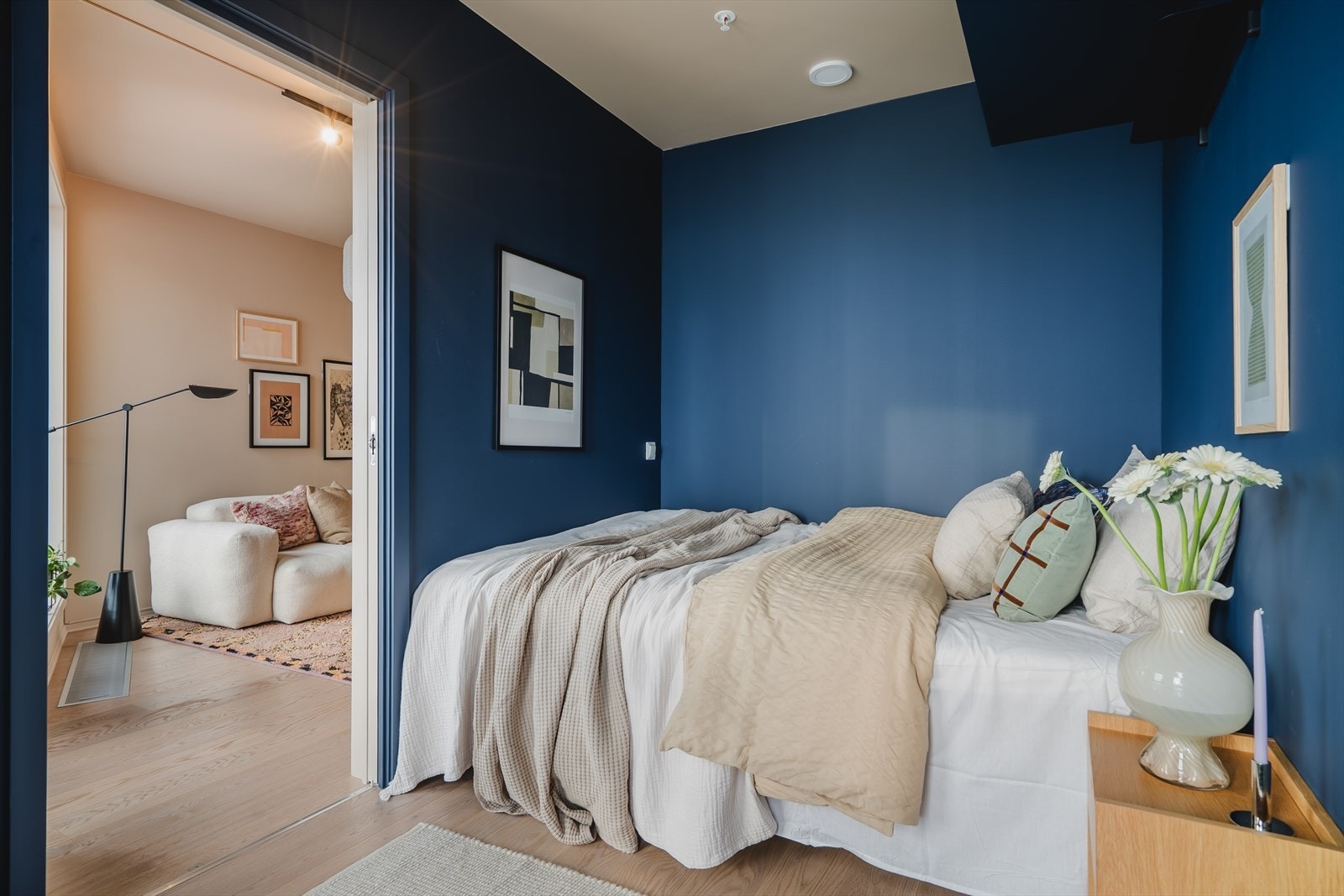 Her kan du nyte sjøutsikt og nordlys fra sengen. Galleribilde