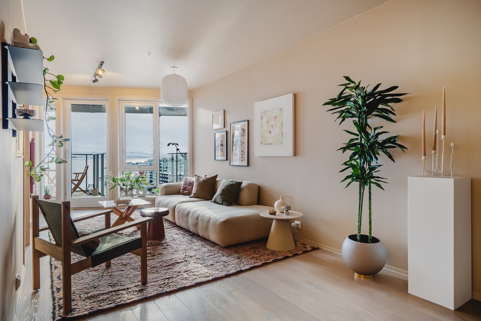 Leiligheten byr på en romslig stue i åpen løsning. Galleribilde