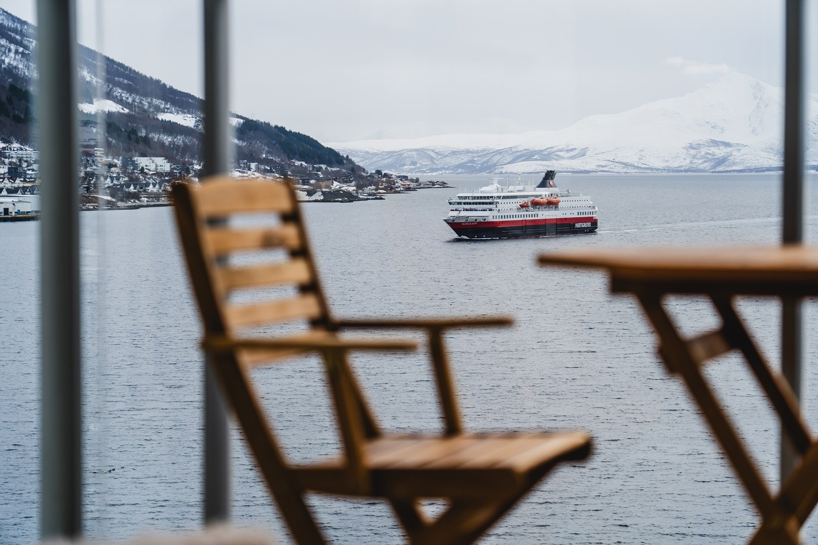 Her kan du nyte innseilingen til Hurtigruten. Sol på balkongen fra morgen til kveld. Galleribilde