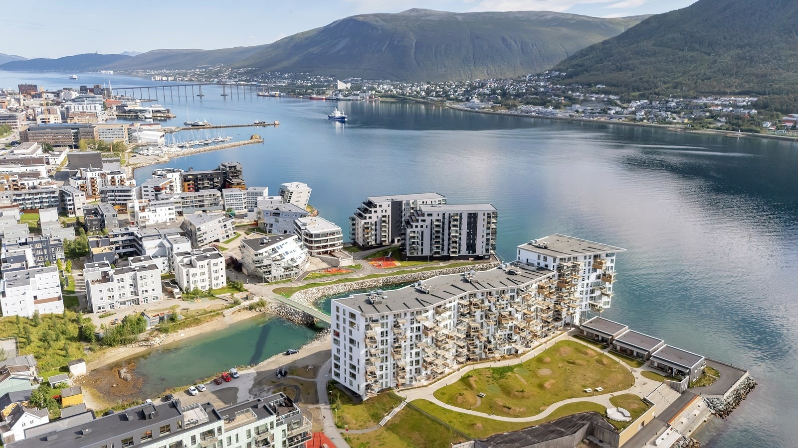 Arkivbilde: Her bor du i maritime omgivelser med nærhet til sjø, brygge og langstrakte gangstier langs vannkanten helt fra sentrum til sørsiden av øya. Galleribilde