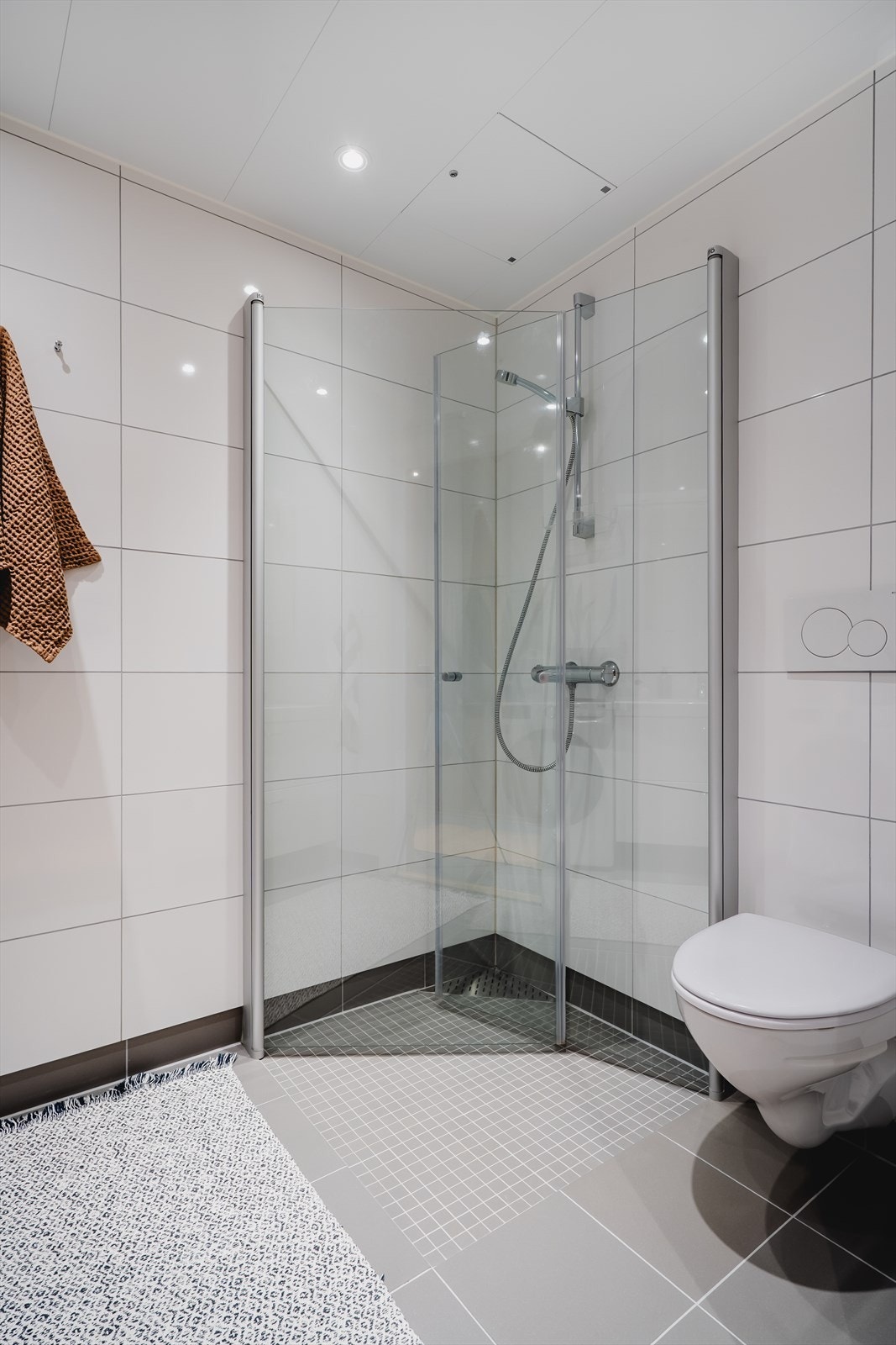 Dusjhjørne med innfellbare glassdører og downlights i himling. Galleribilde