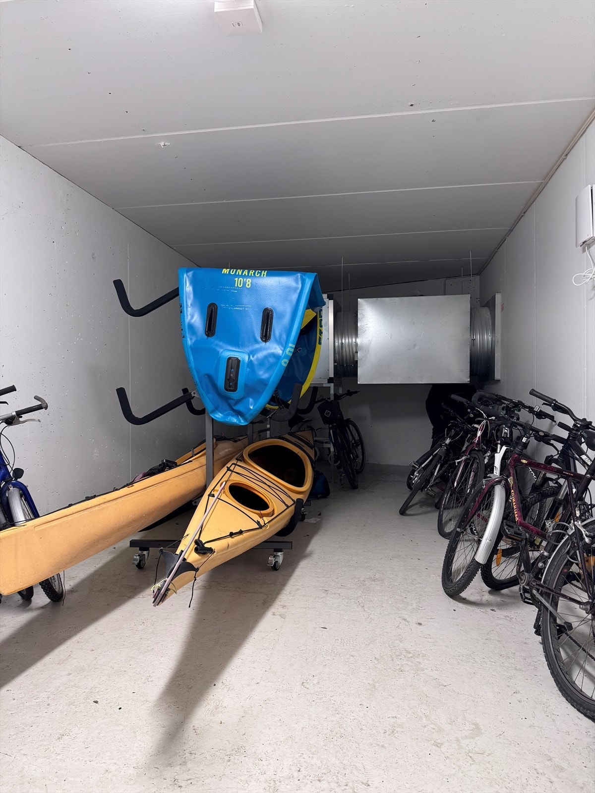 Praktisk fellesbod for lagring av kajakk. Galleribilde