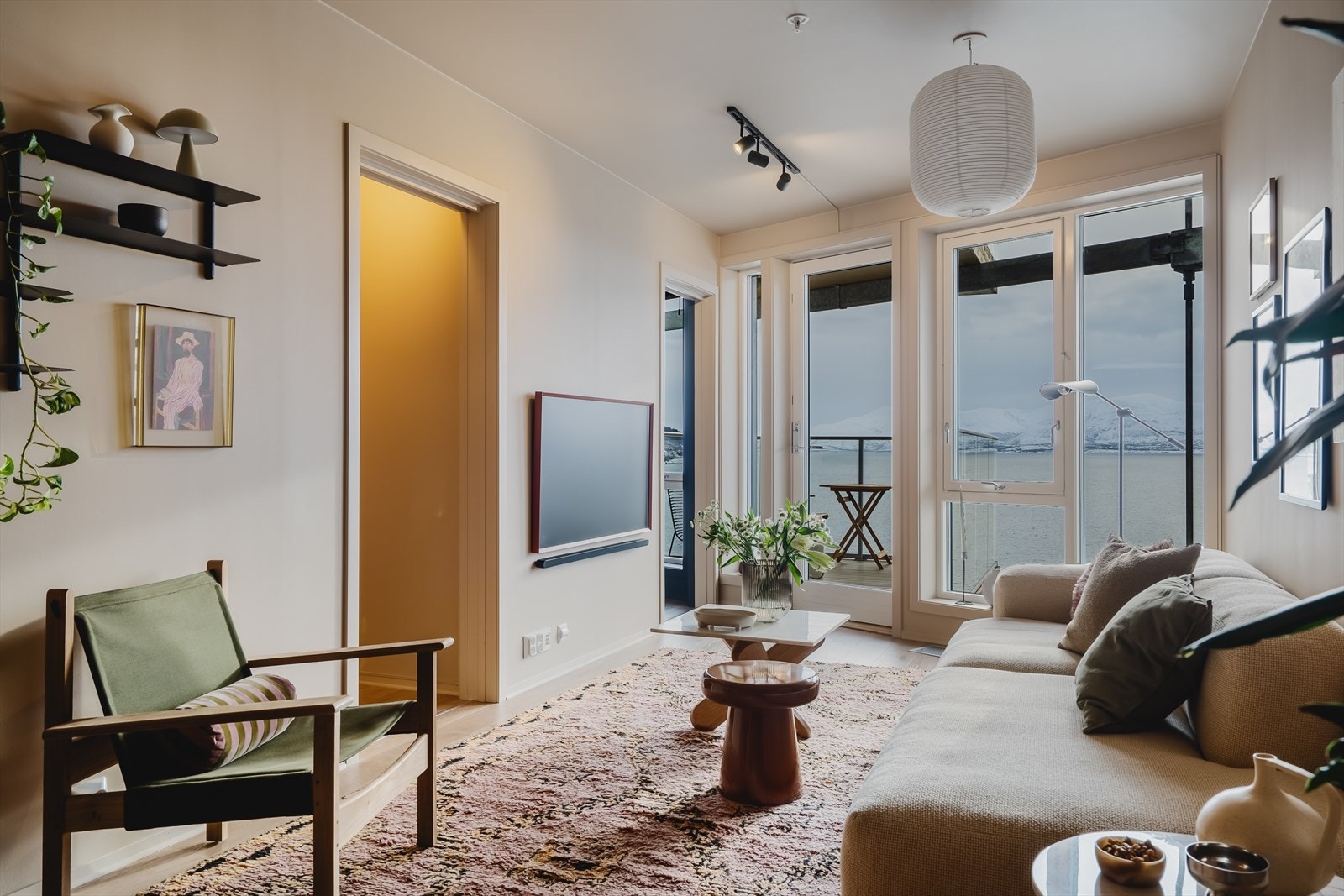 Sjøutsikt fra både spisestue, stue og soverom. Galleribilde