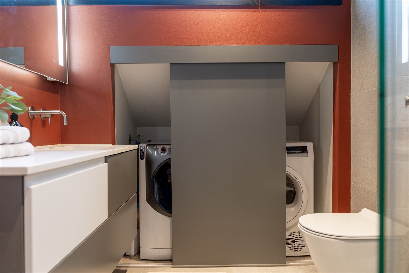 Det er opplegg for vaskemaskin og tørketrommel bak skyvedørene. Galleribilde