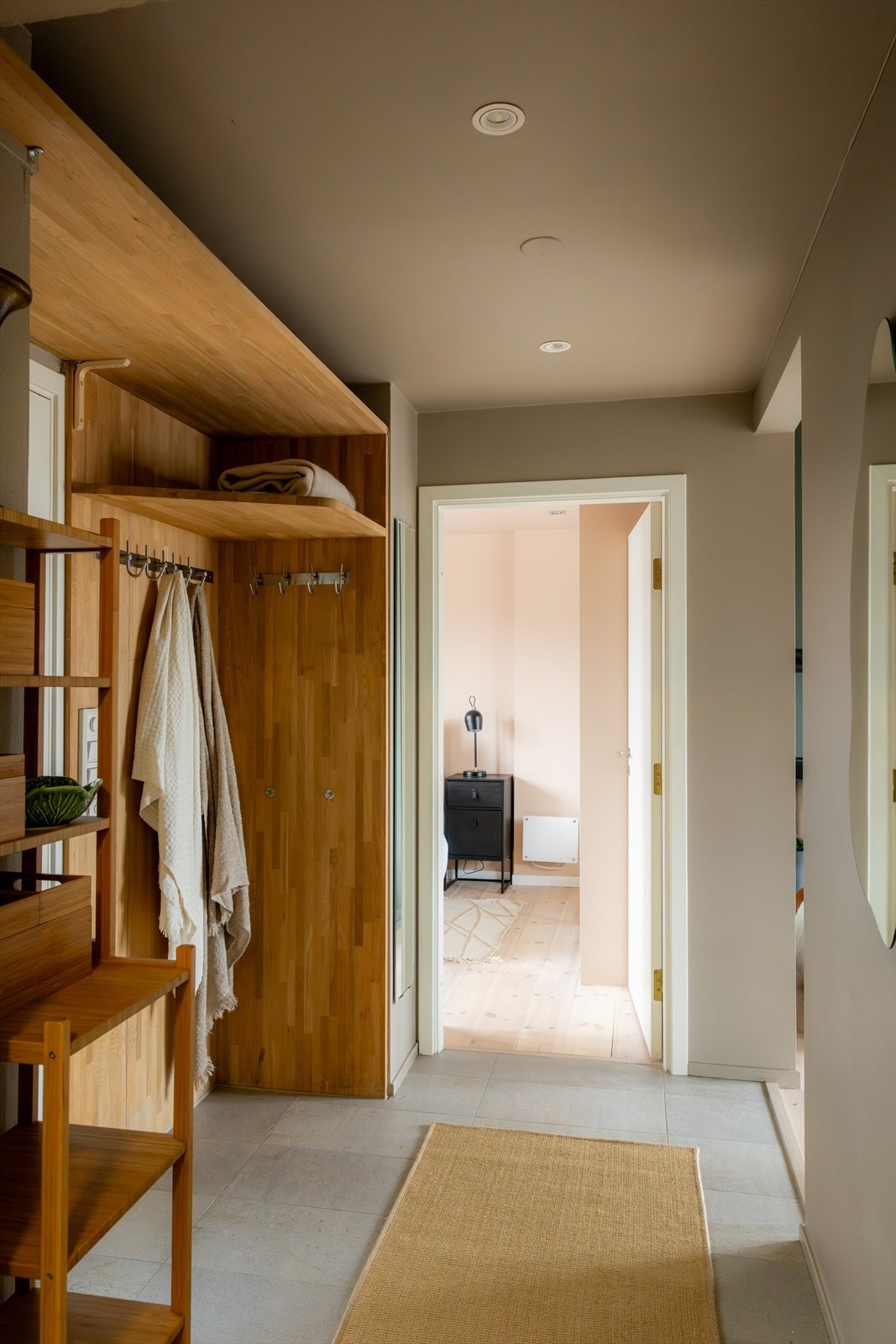 Her er plassen godt utnyttet med hylleløsning for å henge fra seg yttertøyet. Galleribilde