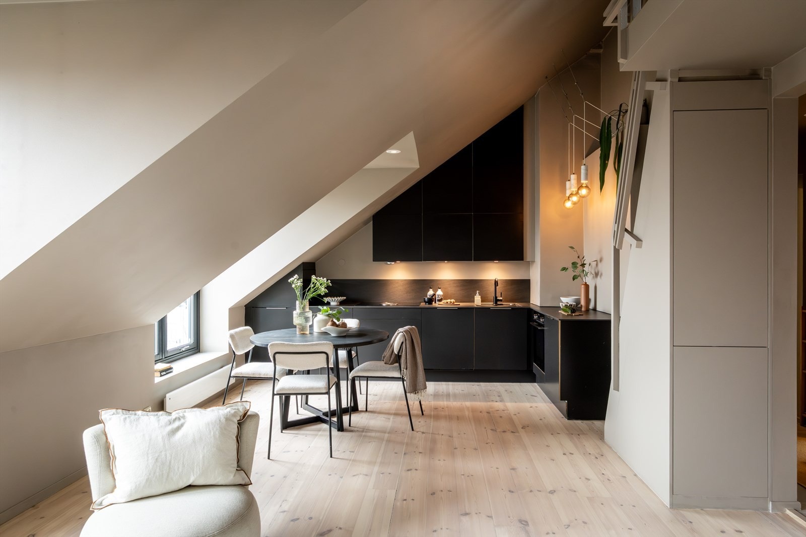 Kjøkken og stue er i en åpen, sosial løsning. Galleribilde