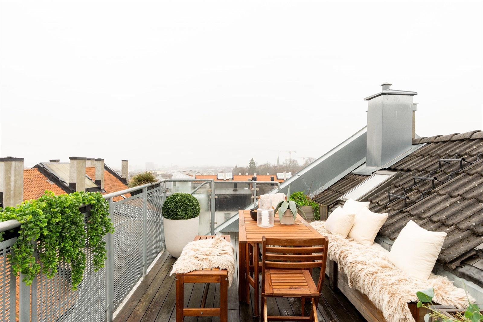 Her har du sola fra ca. kl 09:30 - 19:30. Galleribilde