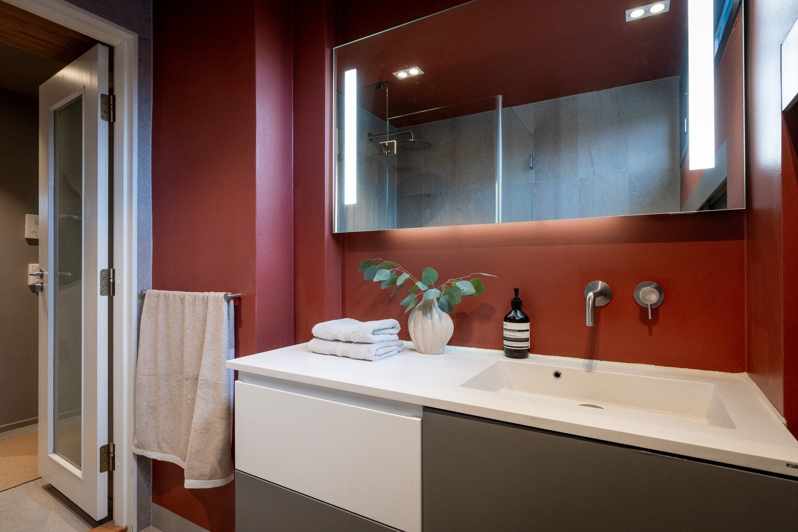 Speil med lys og god plass til oppbevaring i baderomsinnredning. Galleribilde