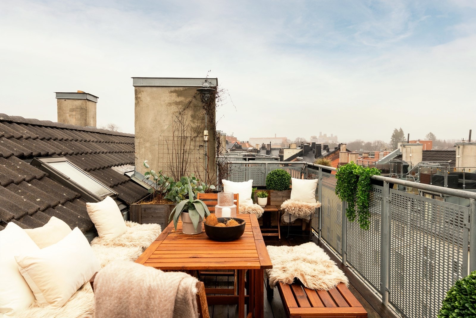 Velkommen til en helt fantastisk 2-roms toppleilighet med privat takterrasse på Bislett ved Adamstuen! Galleribilde