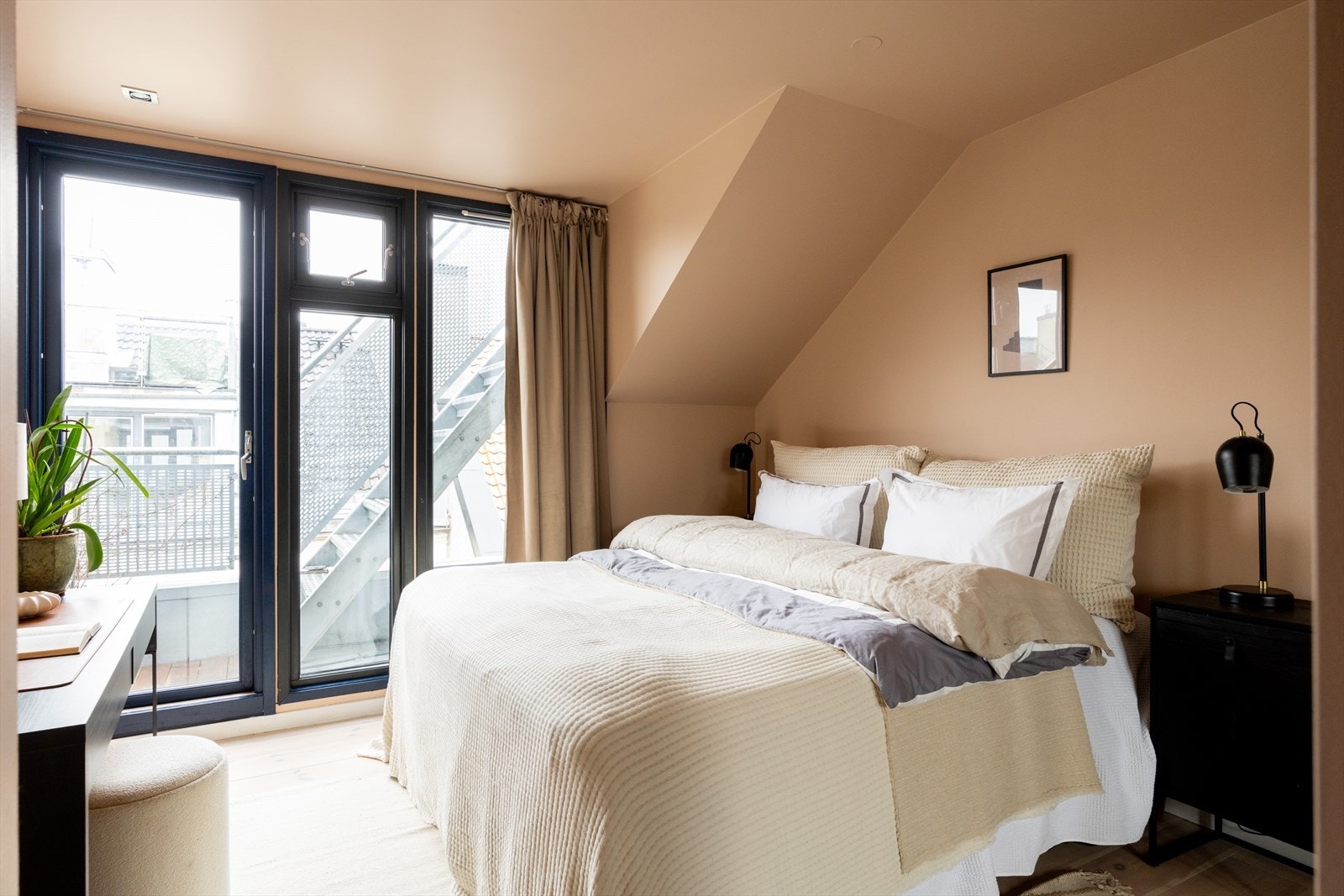 Romslig soverom med god plass til dobbeltseng og tilhørende møblement. Galleribilde