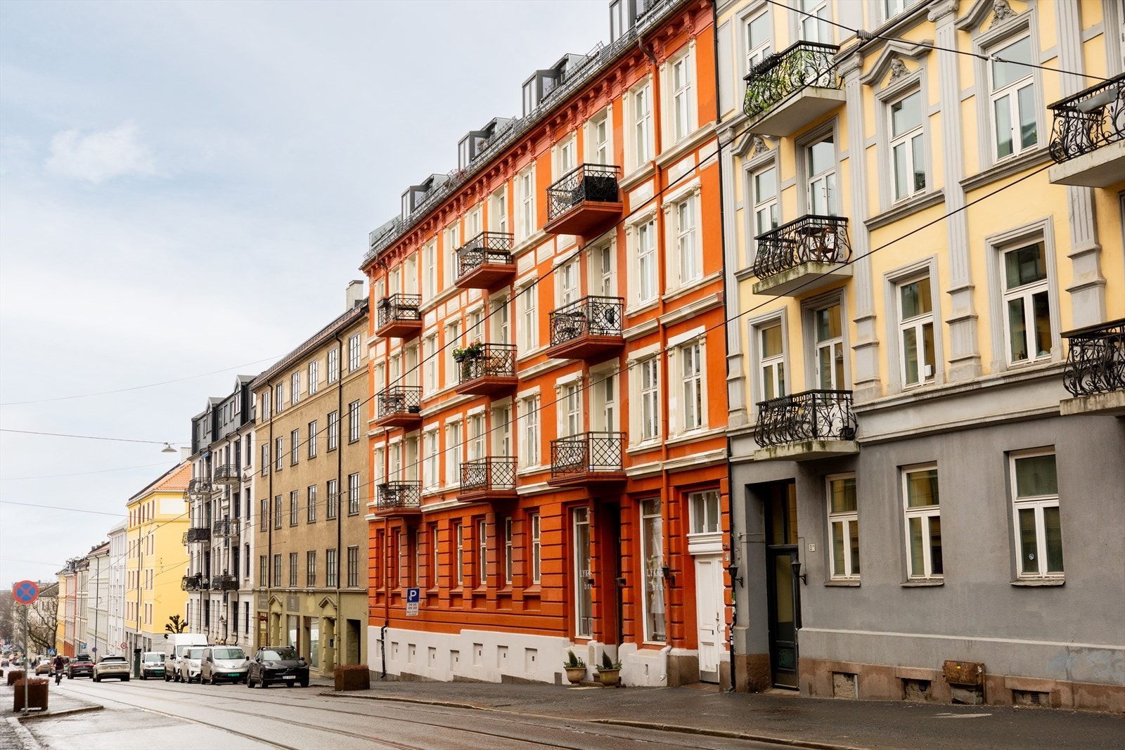 Leiligheten ligger svært fint til i indre gård, i populære Thereses gate. Området er svært ettertraktet og kombinerer både rolige omgivelser og pulserende byliv, og byr på på et rikt utvalg av servicetilbud, hyggelige kaféer, butikker og restauranter. Galleribilde