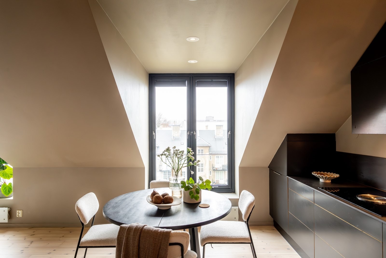 Det er god plass til å innrede med spisebord. Galleribilde