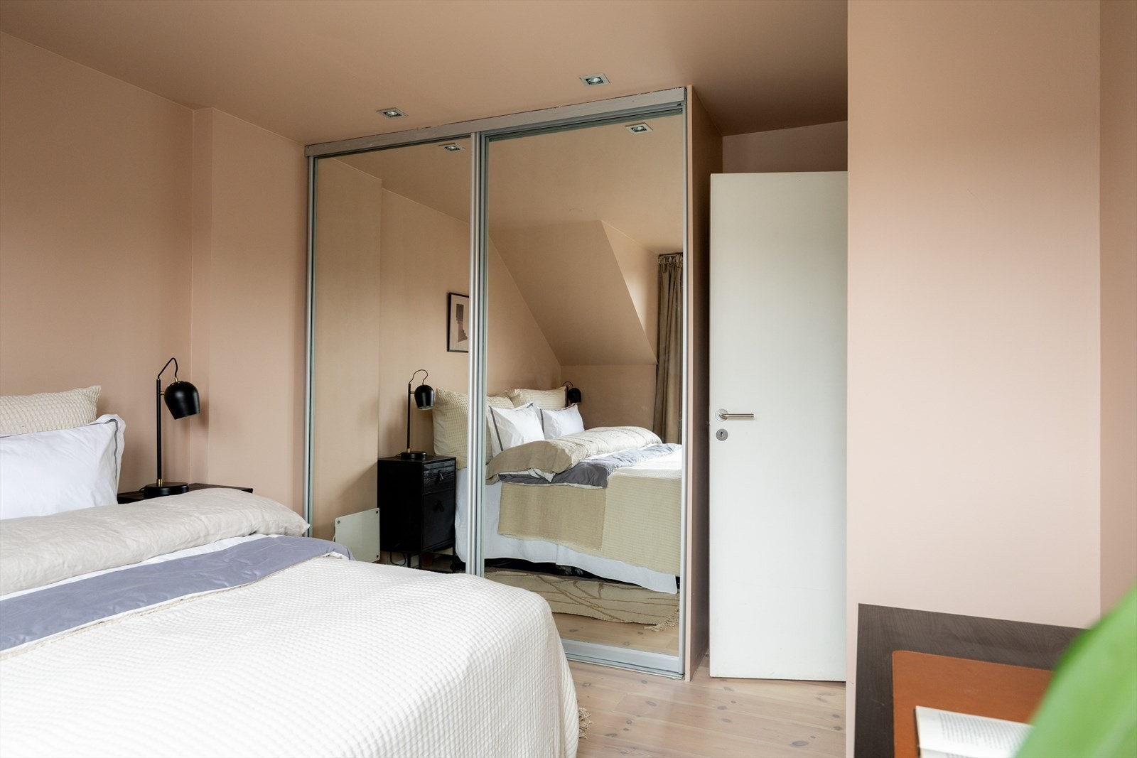 Det er god oppbevaringsplass i skyvedørsgarderobe. Galleribilde