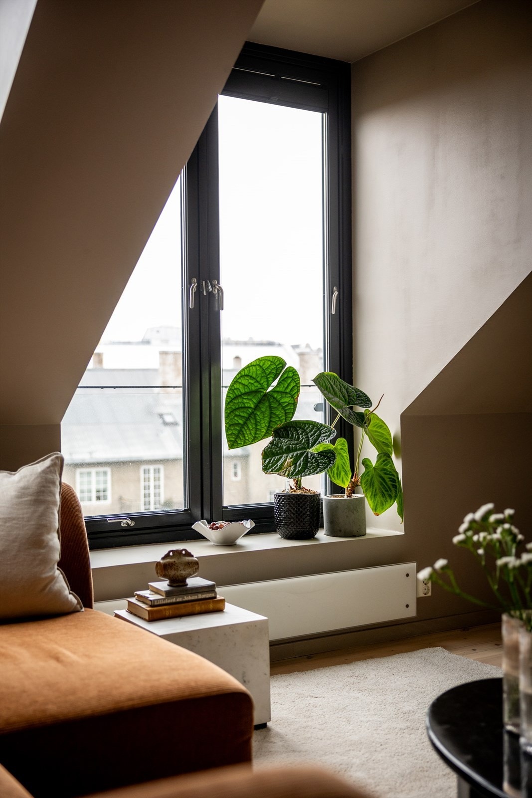 Stilige vinduer med dype karmer. Galleribilde