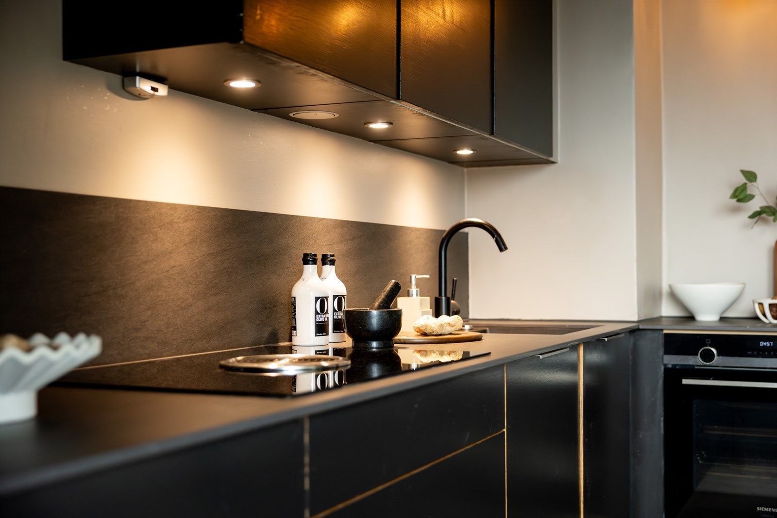 Det er integrerte hvitevarer samt montert komfyrvakt og vannstoppsystem. Kjøleskapet er nytt fra 2026. Galleribilde