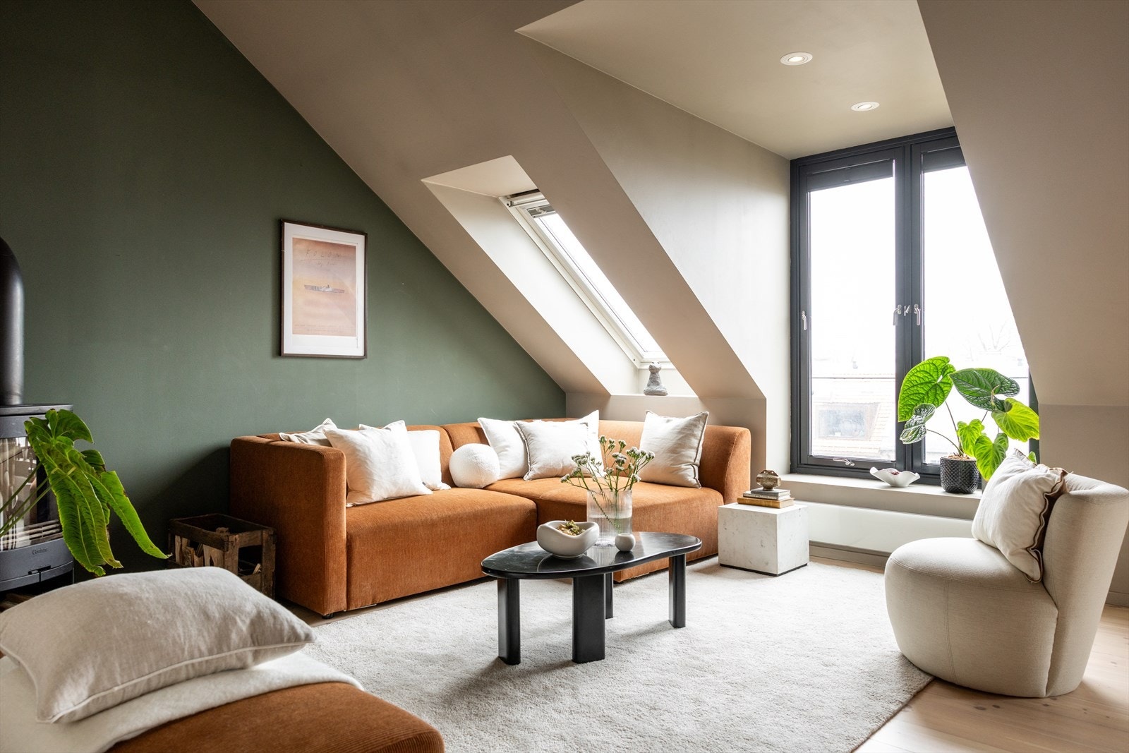 Det er påfallende stille i leiligheten, uten sjenerende støy fra byens liv. Galleribilde