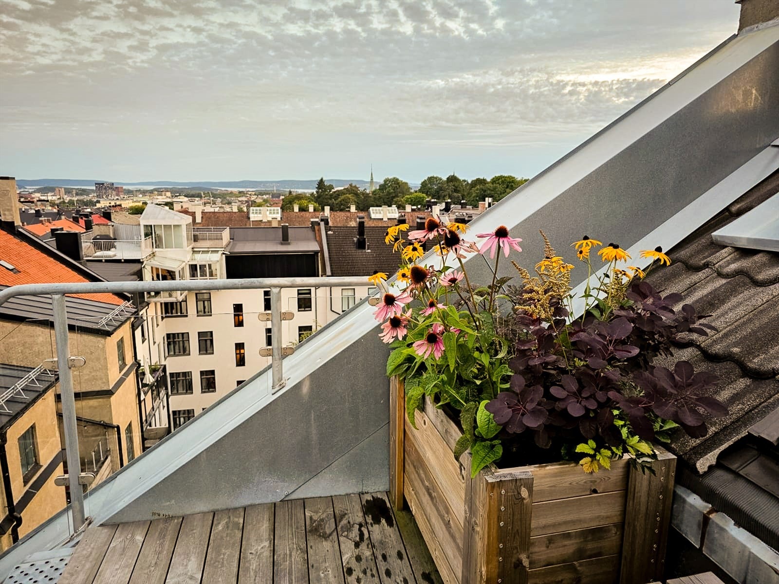 Plassbygd plantekasser og benk med oppbevaring på terrassen medfølger. Galleribilde