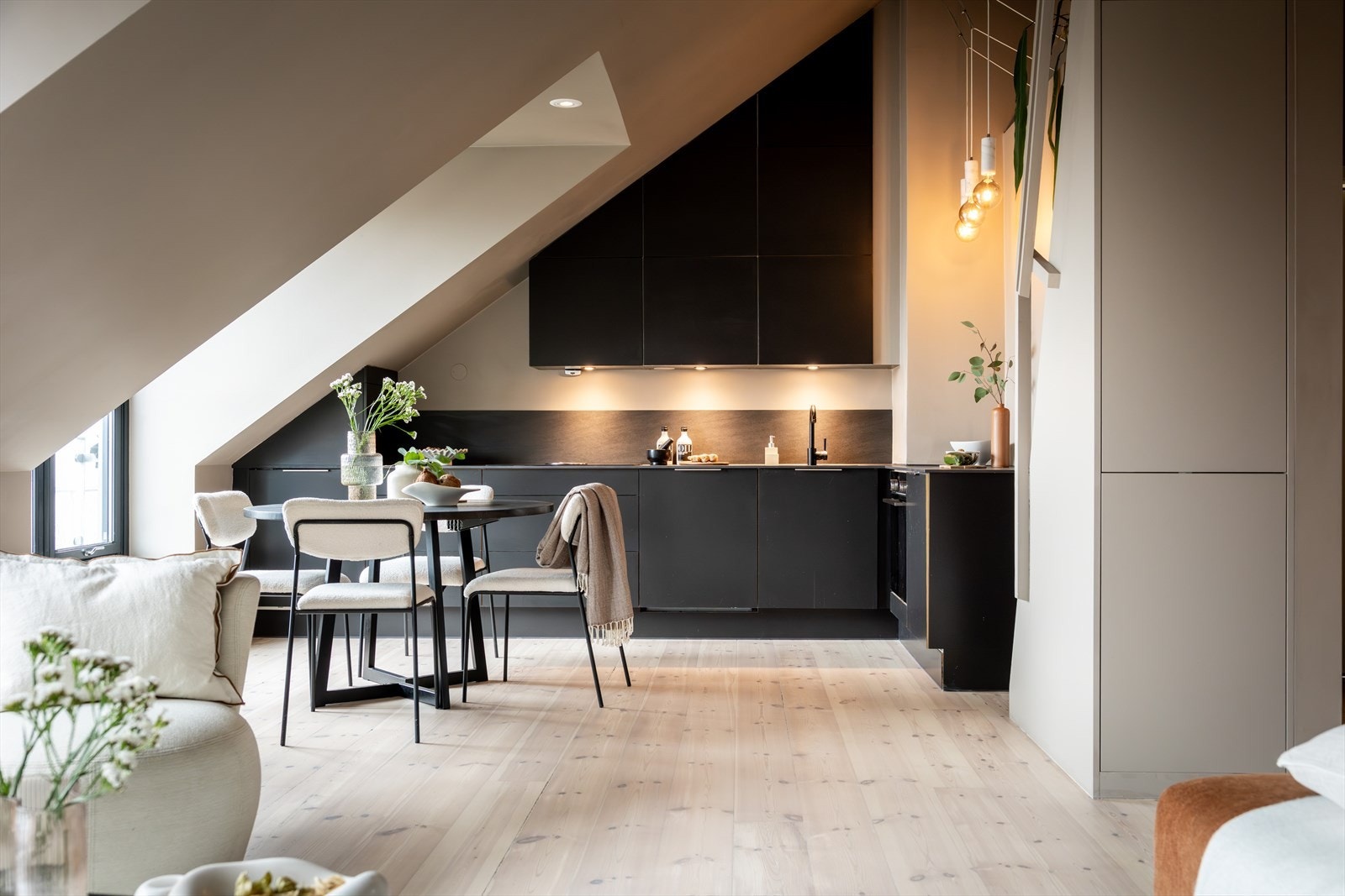 Boligen bærer preg av moderne fargervalg og gode materialer, med gjennomtenkte løsninger og smakfulle detaljer. Galleribilde