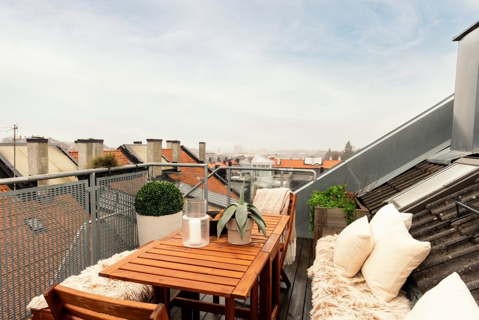 Utsikten strekker seg helt til havet. Galleribilde