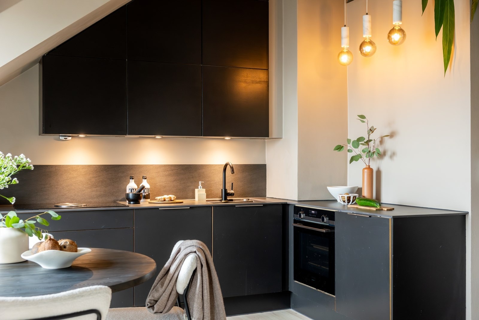 Kjøkkenet er fra 2018 og har innredning med glatte fronter og benkeplate i stein. Galleribilde