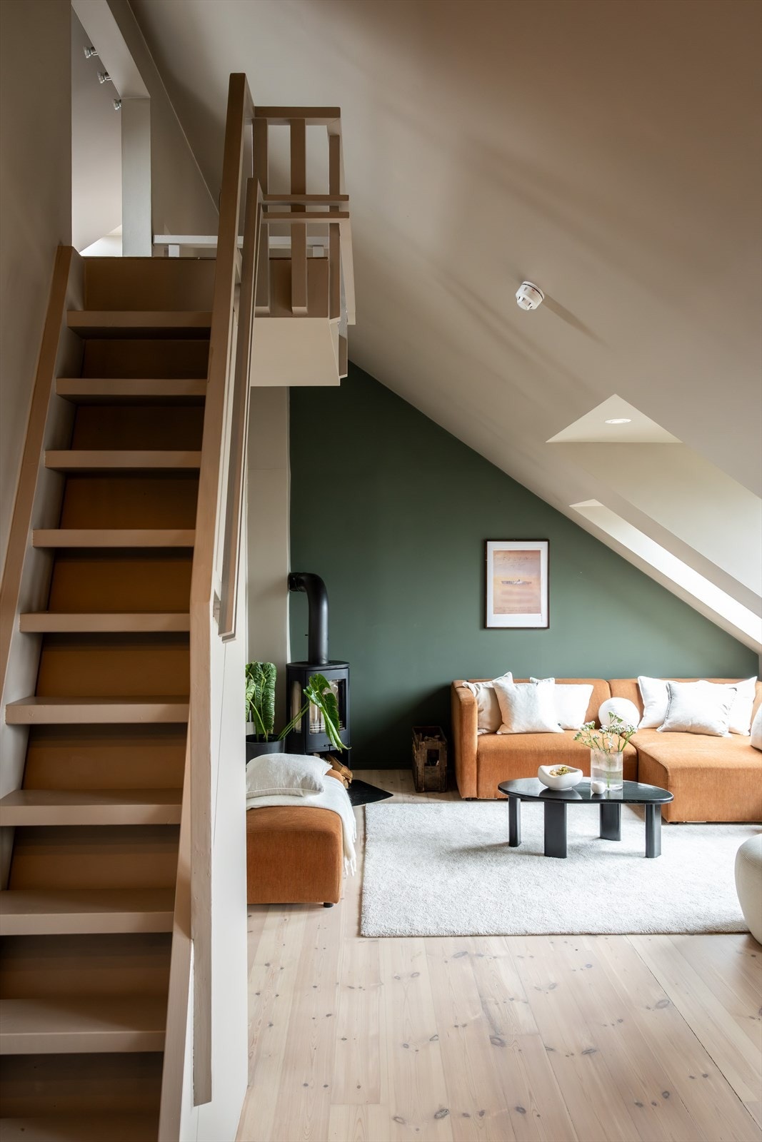 Leiligheten har en innholdsrik og godt utnyttet planløsning med hems med trapp fra stuen. Galleribilde