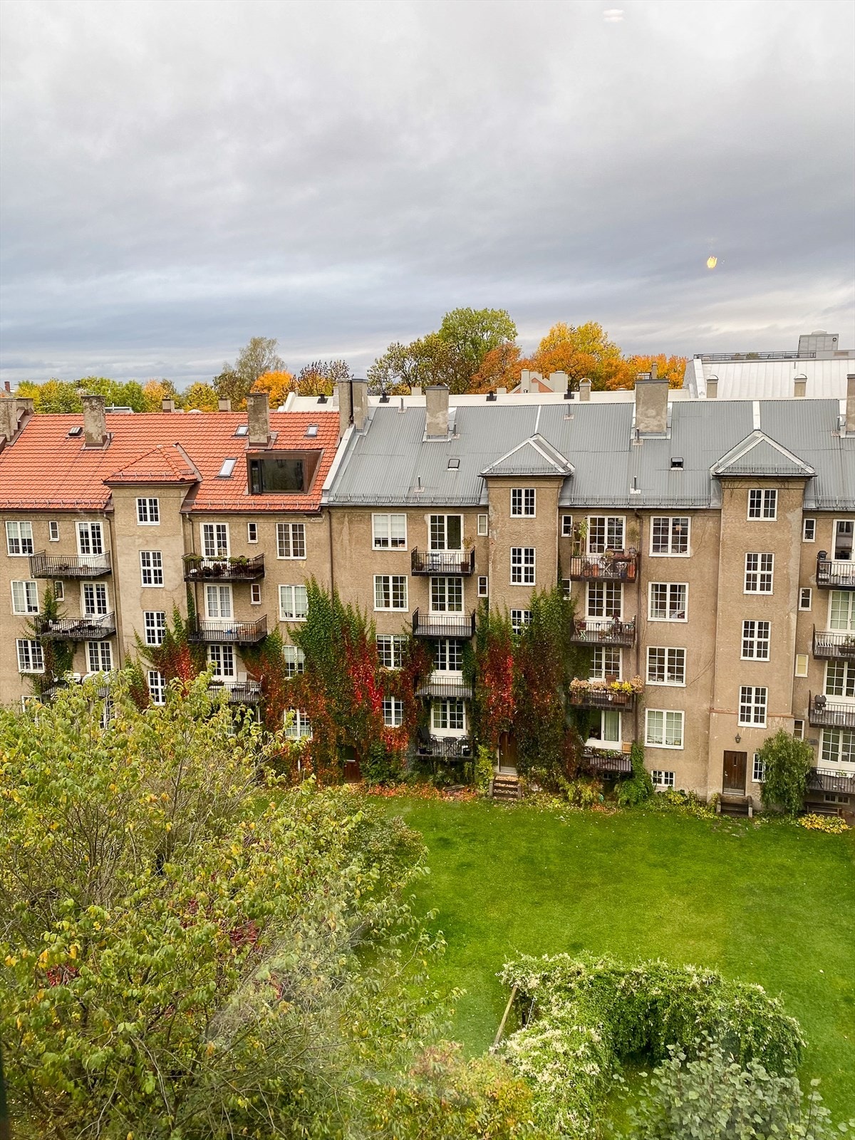 Leiligheten vender i sin helhet mot indre gård. Galleribilde