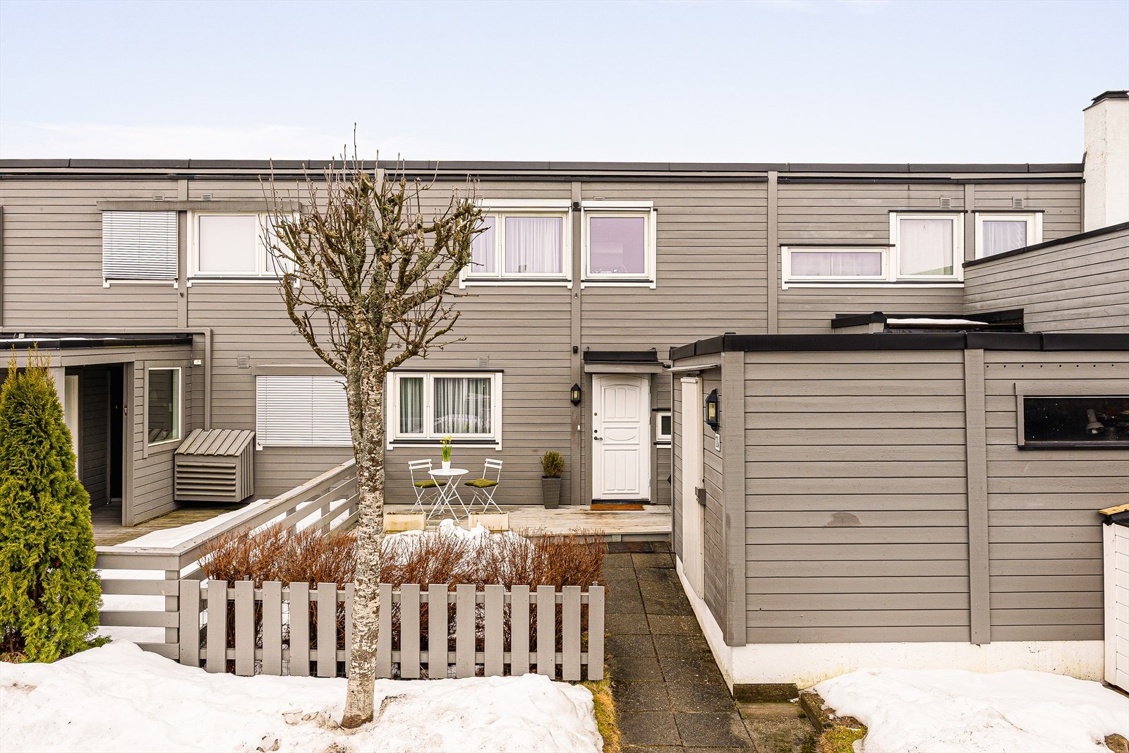 Boligen har en trivelig terrasse ved inngangspartiet, og ligger i en koselig, barnevennlig gate. Galleribilde