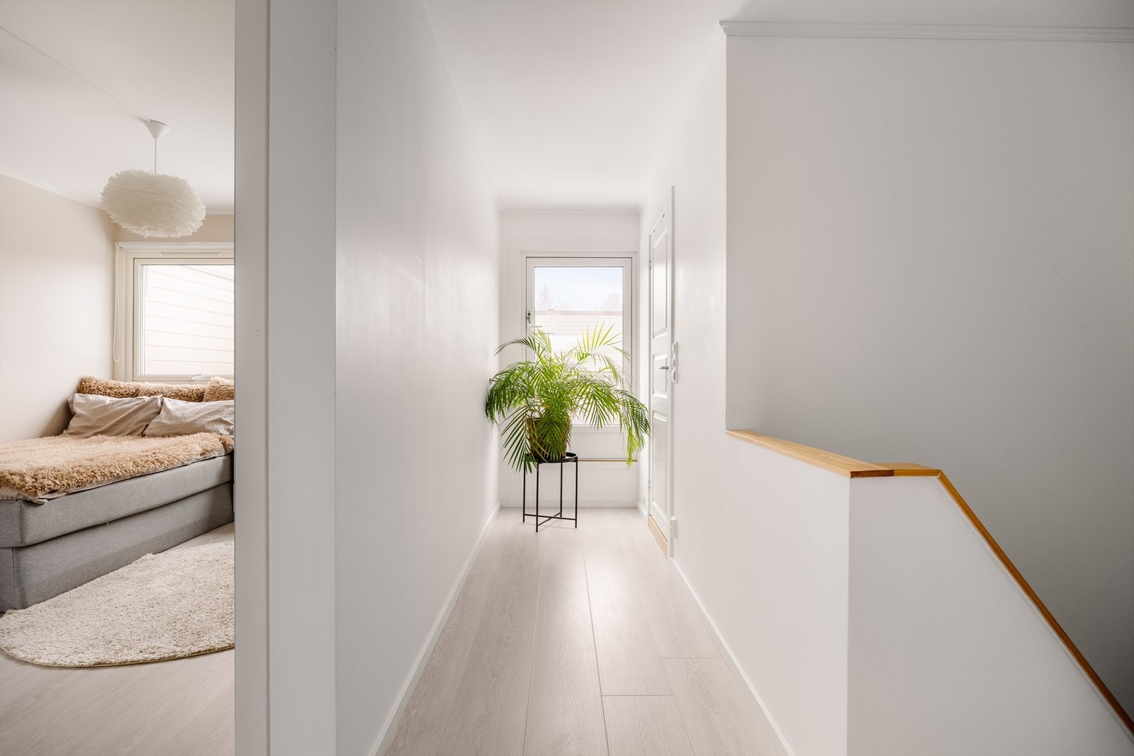 Fra gang i 2. etasje er det tilkomst til 3 soverom, bad og balkong. Galleribilde