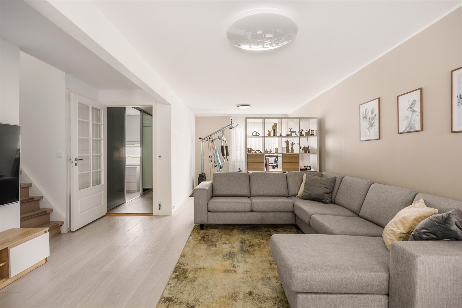 Stuen er lysmalt og oppusset. Med nye overlater på gulv, vegg og tak, i 2022. Galleribilde