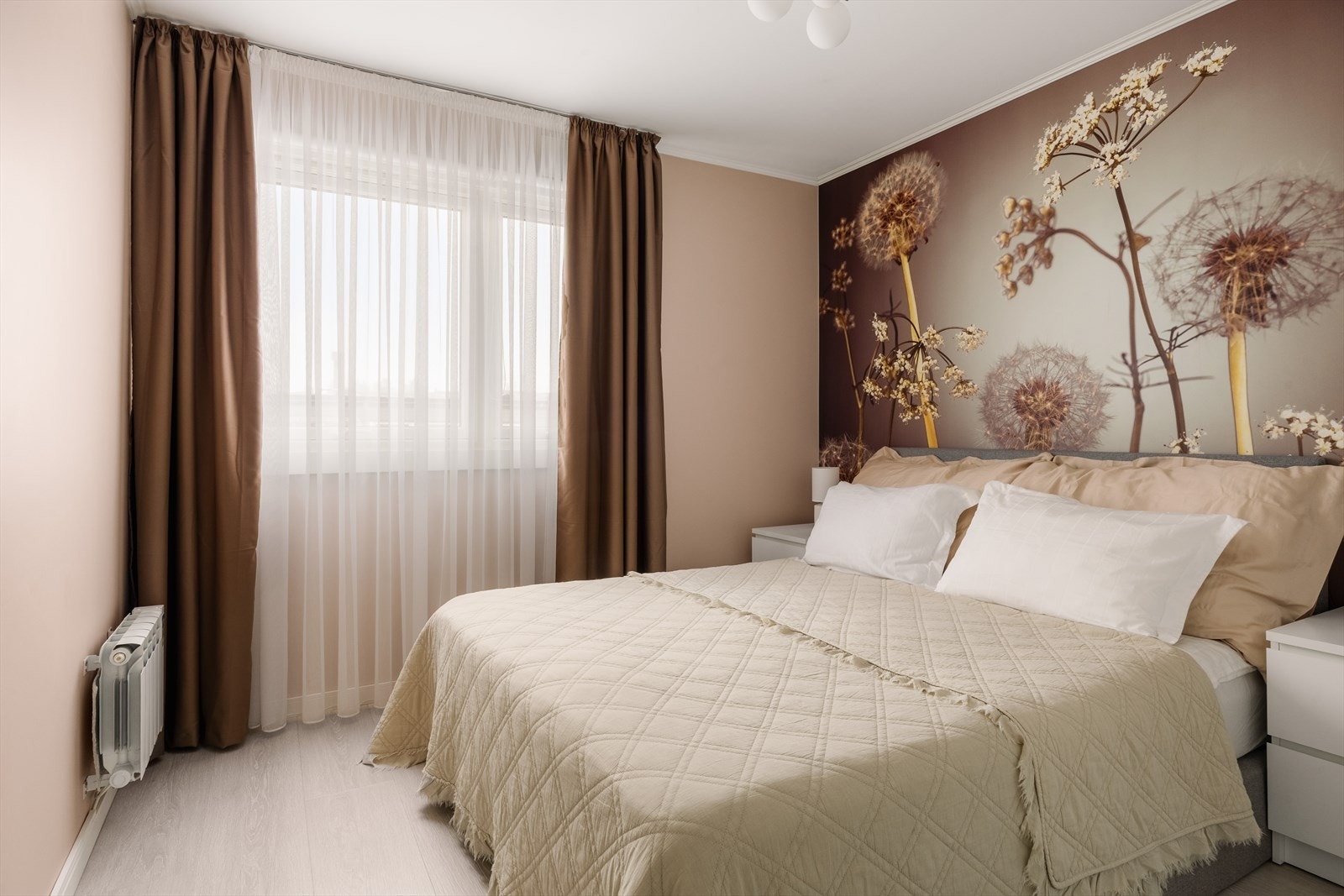 Alle vinduene i 2. etasje har utvendige screens, som styres individuelt med fjernkontroll. Galleribilde