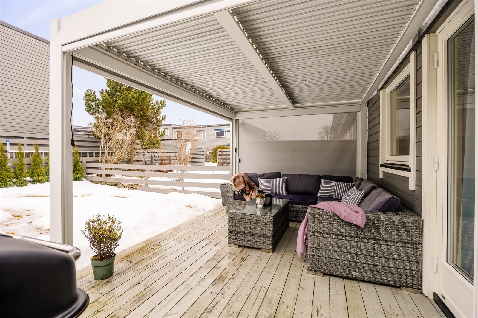 Hagen er flat og grønn om sommeren. Eier har montert pergola med nettingvegger. Her sitter du usjenert og hyggelig fra vår til høst. Galleribilde