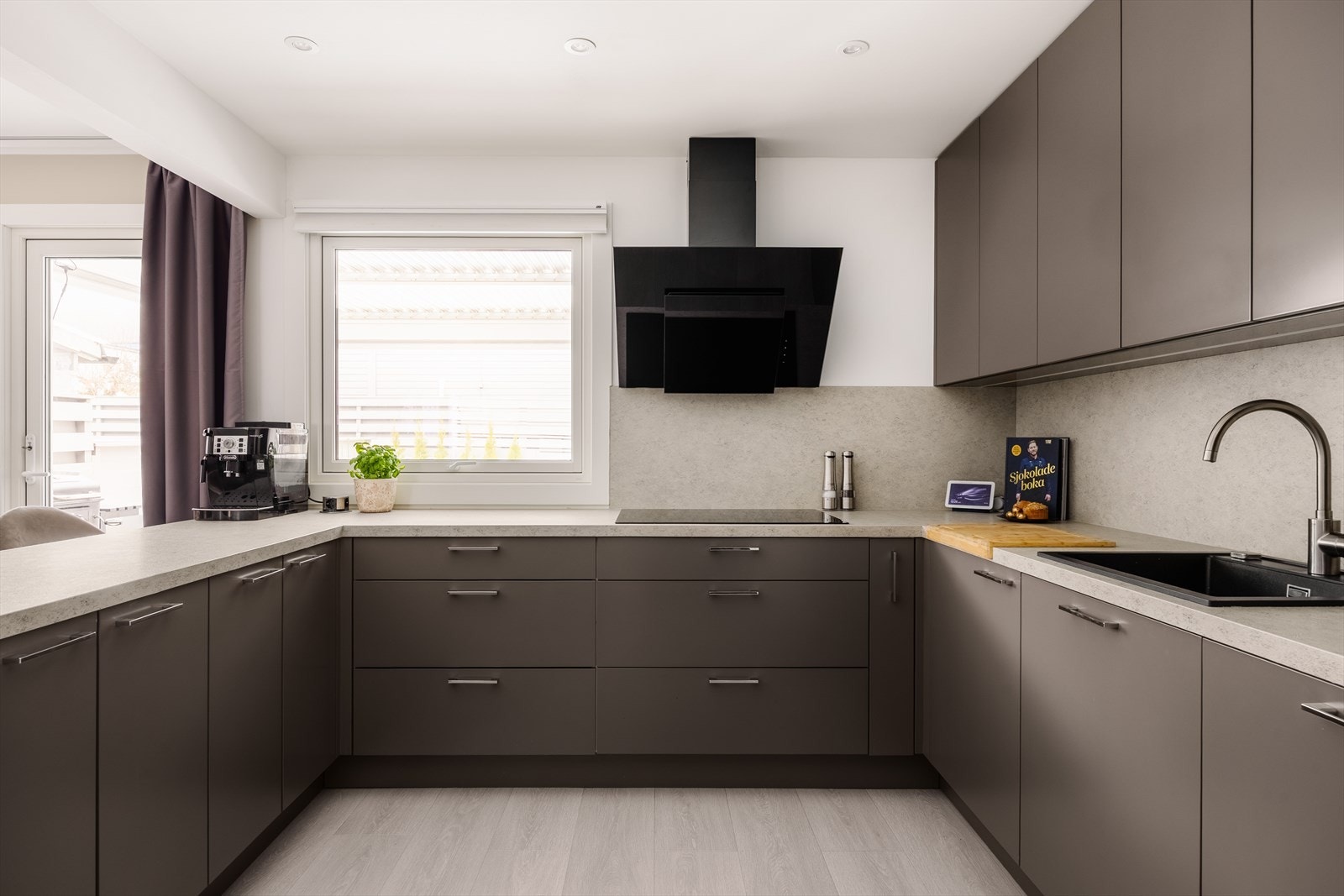 Her er det svært godt med benke- og skapplass, for et praktisk og funksjonelt rom. Galleribilde