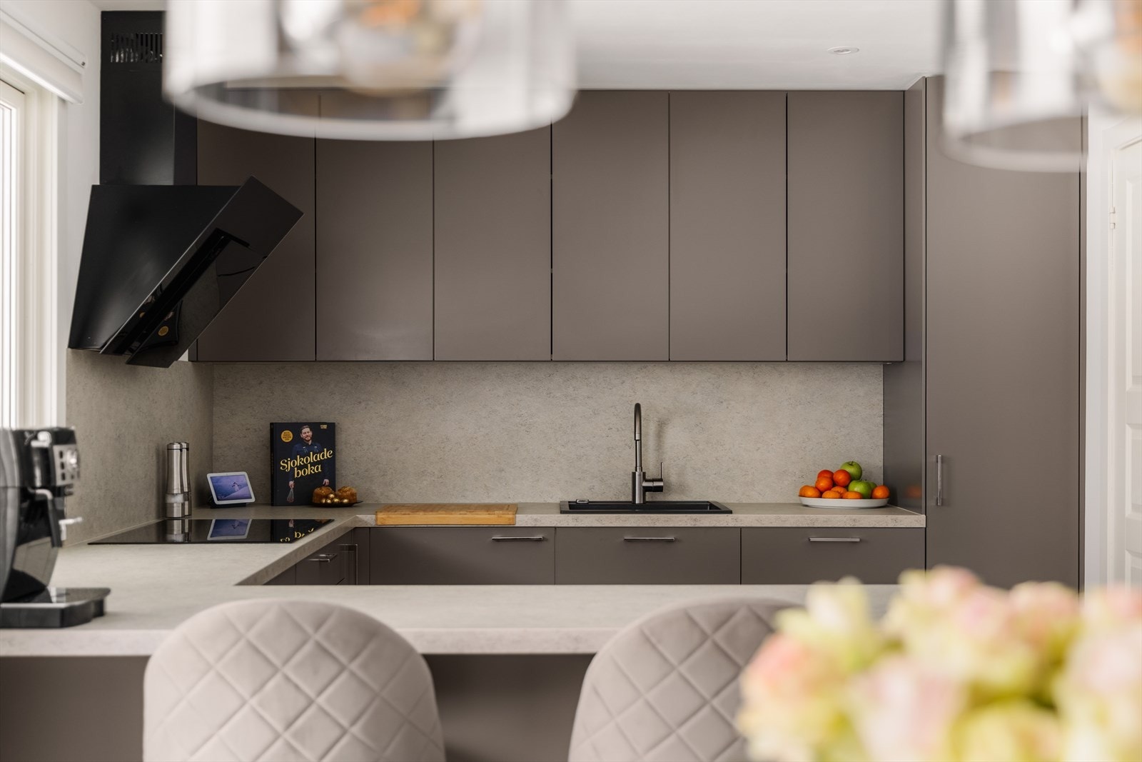 Kjøkkenet er nytt i 2022, og er i moderne grå-beige utførelse. Galleribilde