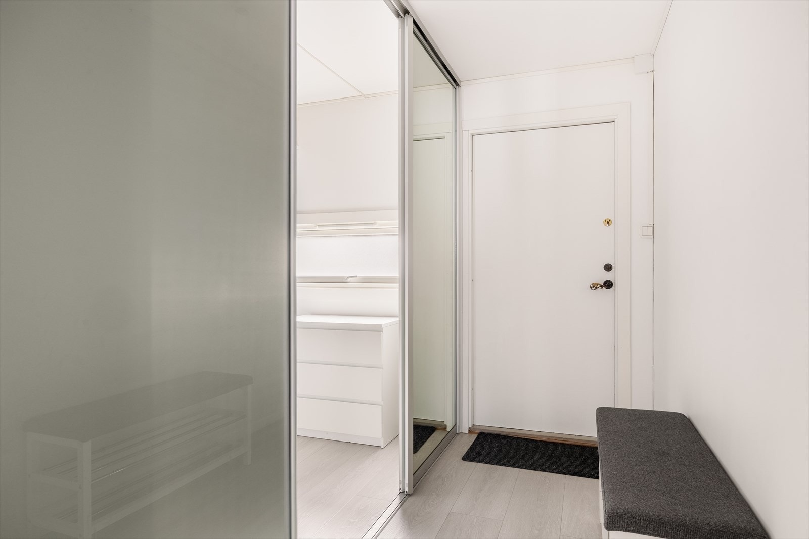 Entréen er lys og superpraktisk, med skyvedører inn mot stor walk-in garderobe. Galleribilde