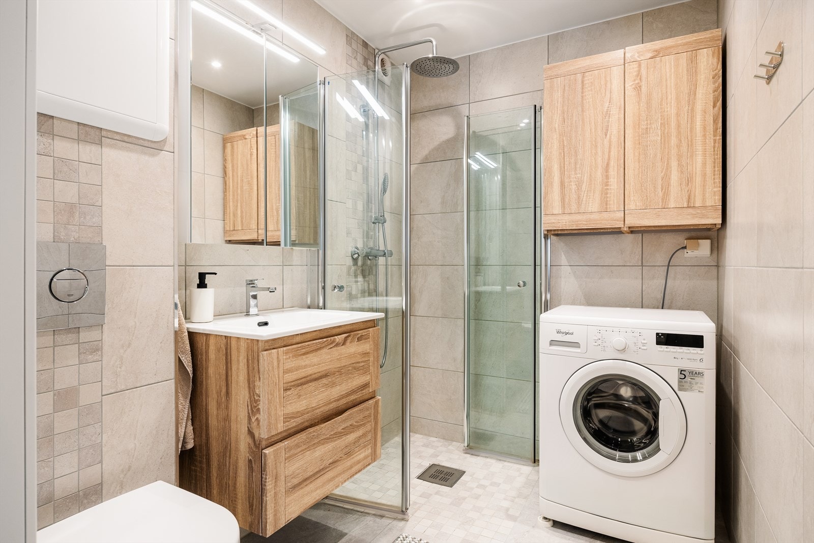 Vaskerom/bad ligger rett innenfor kjøkkenet i 1. etasje. Rommet er pusset opp i 2022. Galleribilde