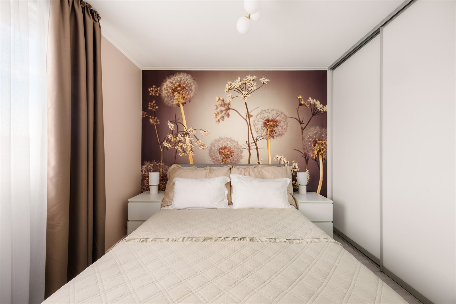 Hovedsoverommet er stilig og praktisk, med fototapet og en romslig skyvedørsgarderobe. Galleribilde