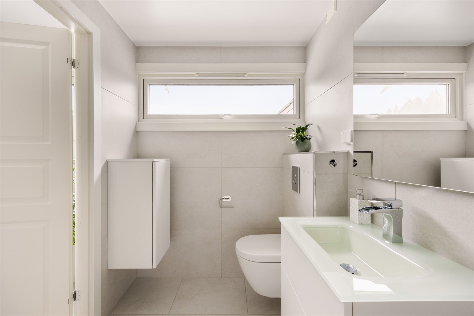 Badet i 2. etasje er romslig og lyst, og pusset opp i 2022. Galleribilde